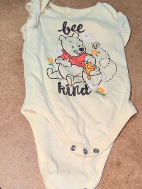 ❤️‍🔥10/$10❤️‍🔥 Baby Disney Yellow Winnie the Pooh 'Bee Kind' Onesie Size 3-6M